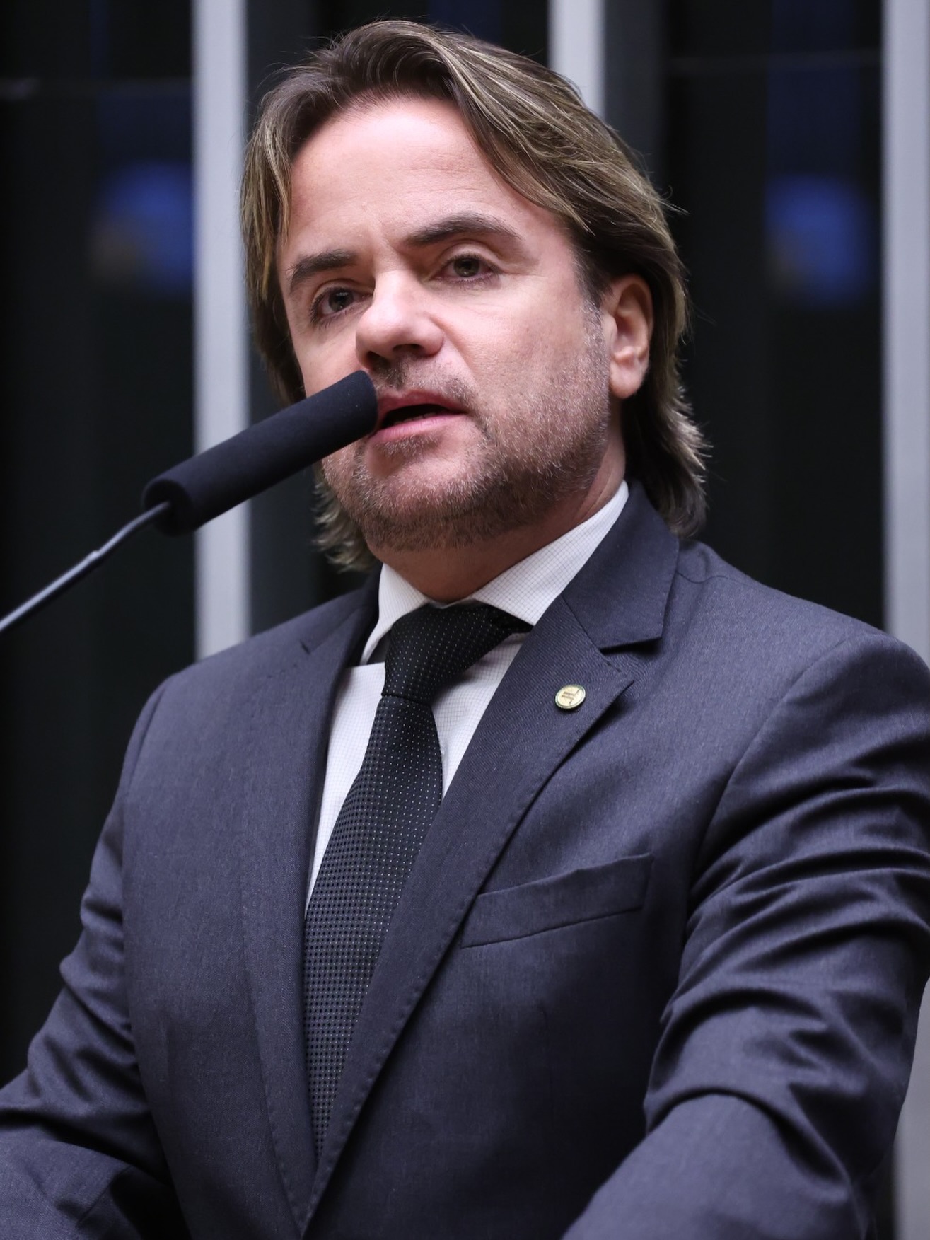 Eros Biondini discursando na tribuna sobre o combate às drogas